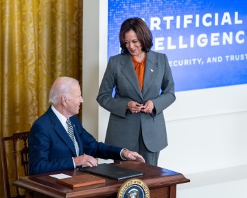 El presidente Joe Biden firma una Orden Ejecutiva que establece estándares para la seguridad de la Inteligencia Artificial (IA), el lunes 30 de octubre de 2023, en el Salón Este de la Casa Blanca.