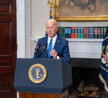 El presidente Joe Biden ofrece un discurso para reafirmar el compromiso de la Administración con la innovación responsable de la inteligencia artificial el 21 de julio de 2023.