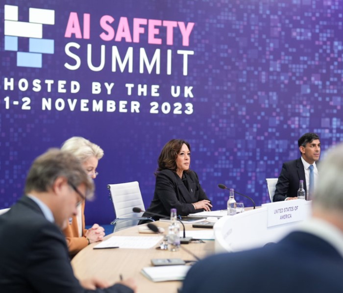 La vicepresidenta Harris se reúne con líderes mundiales durante una sesión de la Cumbre Mundial sobre la seguridad de inteligencia artificial en Bletchley Park, Reino Unido en noviembre de 2023.